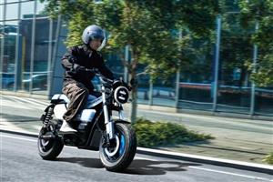 Suzuki trình làng mẫu xe điện e-VanVan: Hơi thở cổ điển, trái tim hiện đại, sẵn sàng bùng nổ trên phố thị